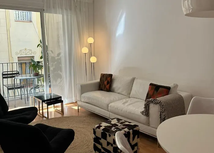 Stunning Designer 2 Bed Apt In Glorious Gracia